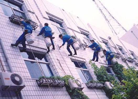 員工進行幕墻清洗作業